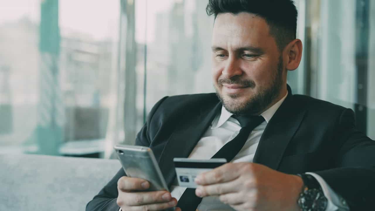 Scammers disguised as good customers: how relationship graph analysis identifies them